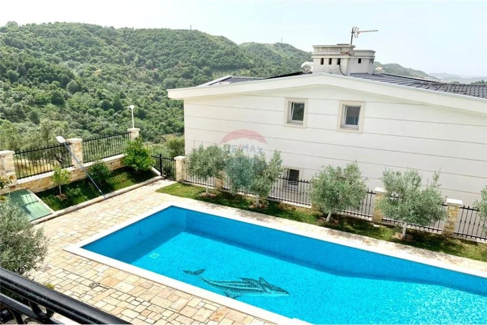 Tirane, jepet me qera Vile 4+1+Ballkon , 500 m² 4.500 € 