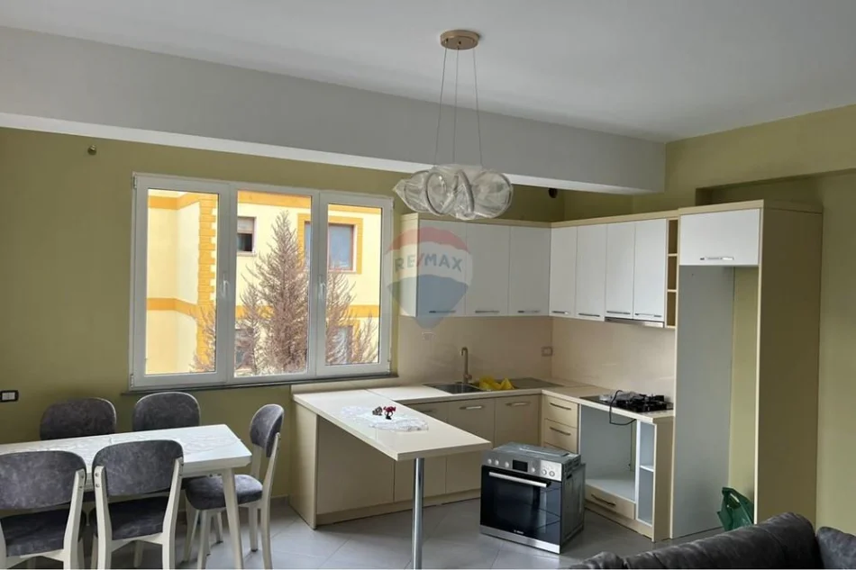 Tirane, jepet me qera apartament 2+1 Kati 2, 100 m² 600 € 