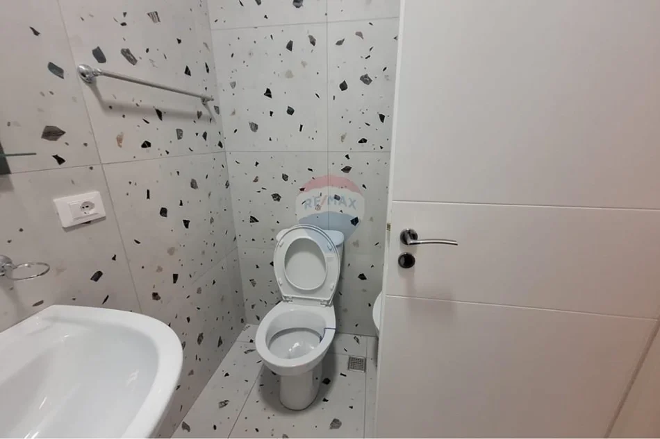Tirane, jepet me qera apartament 1+1 Kati 1, 67 m² 450 € 