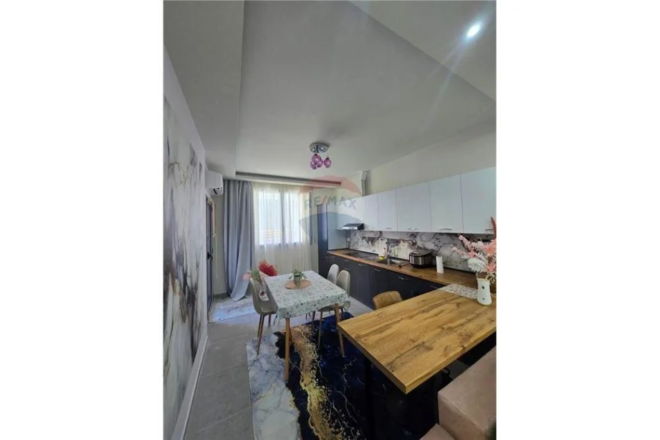 Vlore - Lungomare, jepet me qera apartament 1+1 Kati 2, 70 m² 450 € 