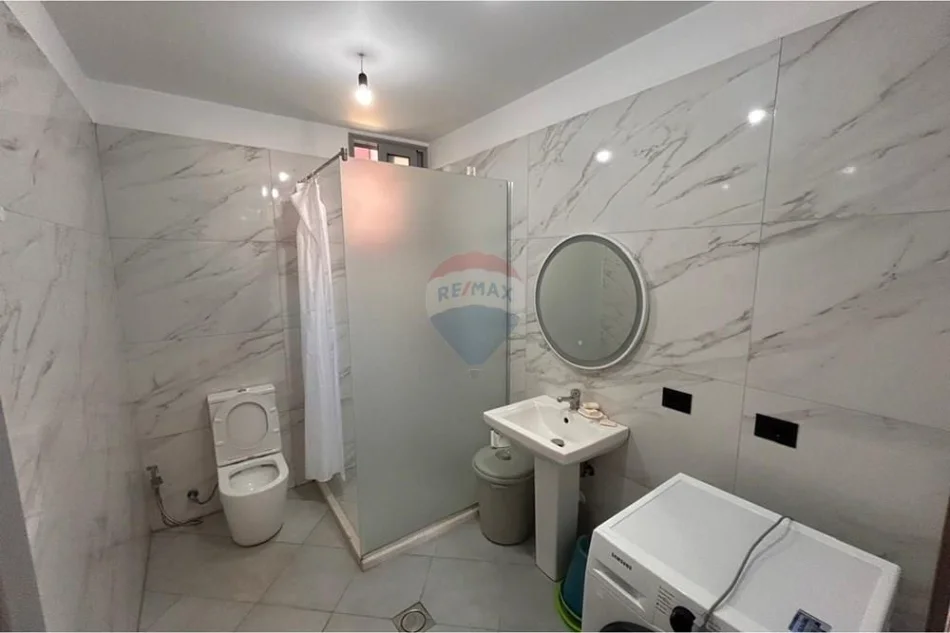 Vlore, jepet me qera apartament 1+1 Kati 1, 65 m² 250 € (Rruga Reshat Osmani)