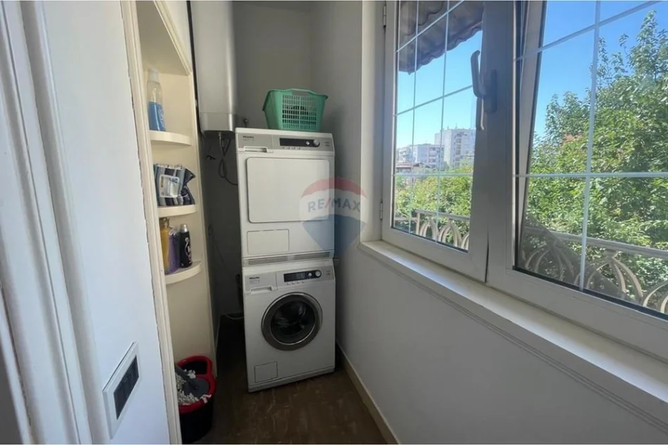 Tirane, jepet me qera apartament 1+1+Ballkon Kati 2, 75 m² 600 € (Rruga qemal stafa)