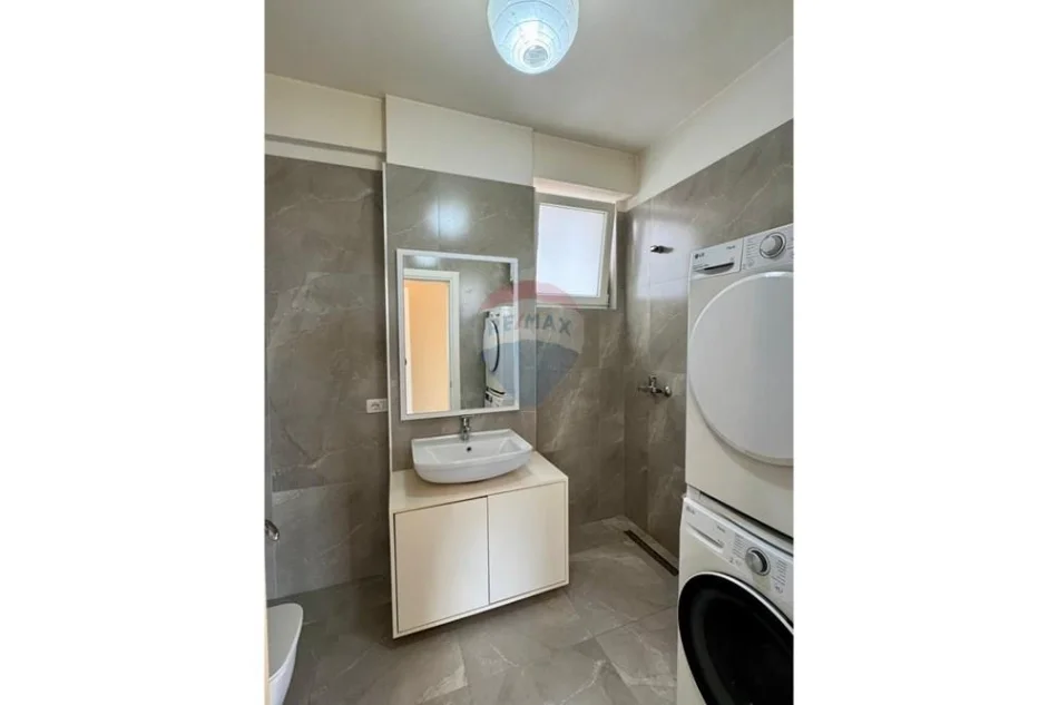 Tirane, shes 2+1+Ballkon , 105 m² 278.000 € (liqeni i thate)