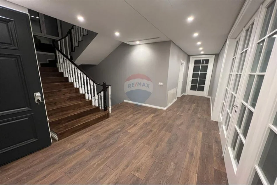 Tirane, shitet Vile Vile 3 Katshe , 750 m² 1.800.000 € (mjull bathore)