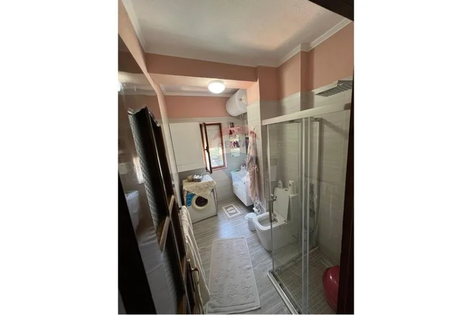 Tirane, jepet me qera apartament 2+1+Ballkon Kati 7, 75 m² 650 € (Rruga Sitki Çiço, Tiranë)