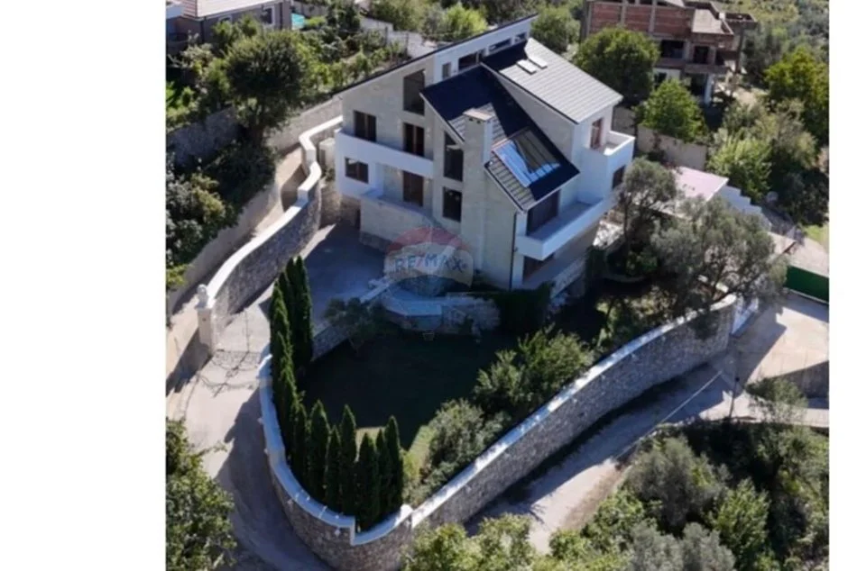 Tirane, jepet me qera Vile 5+1+Aneks+Ballkon Kati 2, 750 m² 3.000 € 