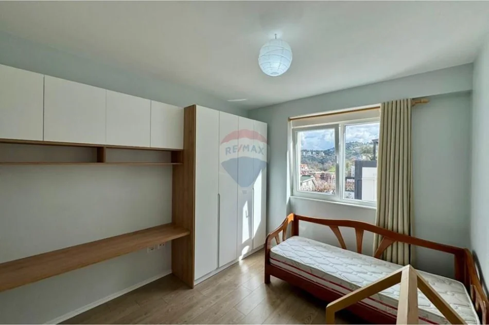 Tirane, shes 2+1+Ballkon , 105 m² 278.000 € (liqeni i thate)