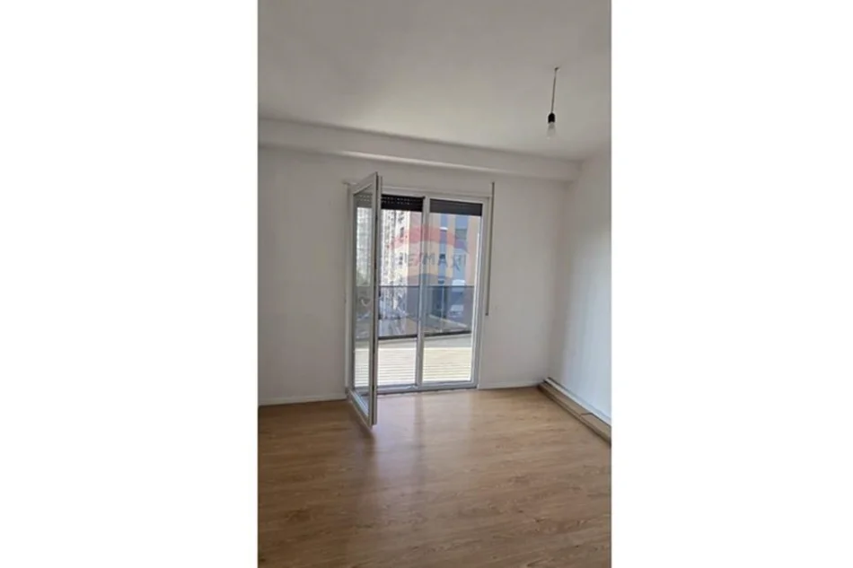 Tirane, jepet me qera apartament 2+1+Ballkon Kati 4, 90 m² 65.000 € (Don Bosko)