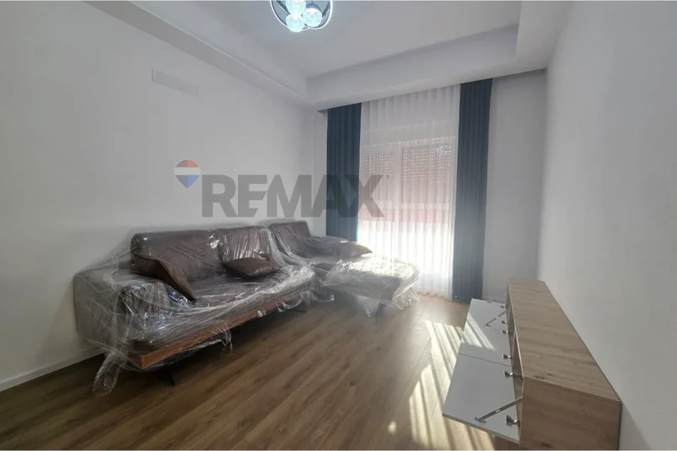 Tirane, jepet me qera apartament 2+1 , (Kompleksi Mangalem)