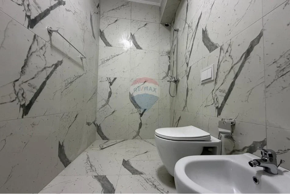 Tirane, jepet me qera apartament Kati 1, 100 m² 1.200 € (prane shkolles Arben Broci)