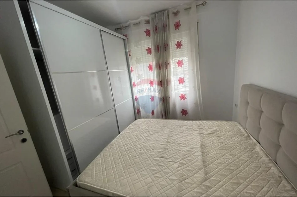 Tirane, jepet me qera apartament 1+1 Kati 3, 52 m² 550 € (Fusha e Aviacionit)