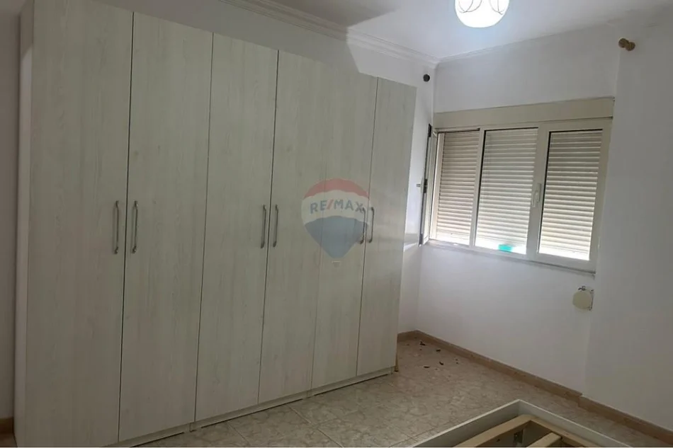 Tirane, jepet me qera apartament 3+1 Kati 5, 136 m² 700 € 