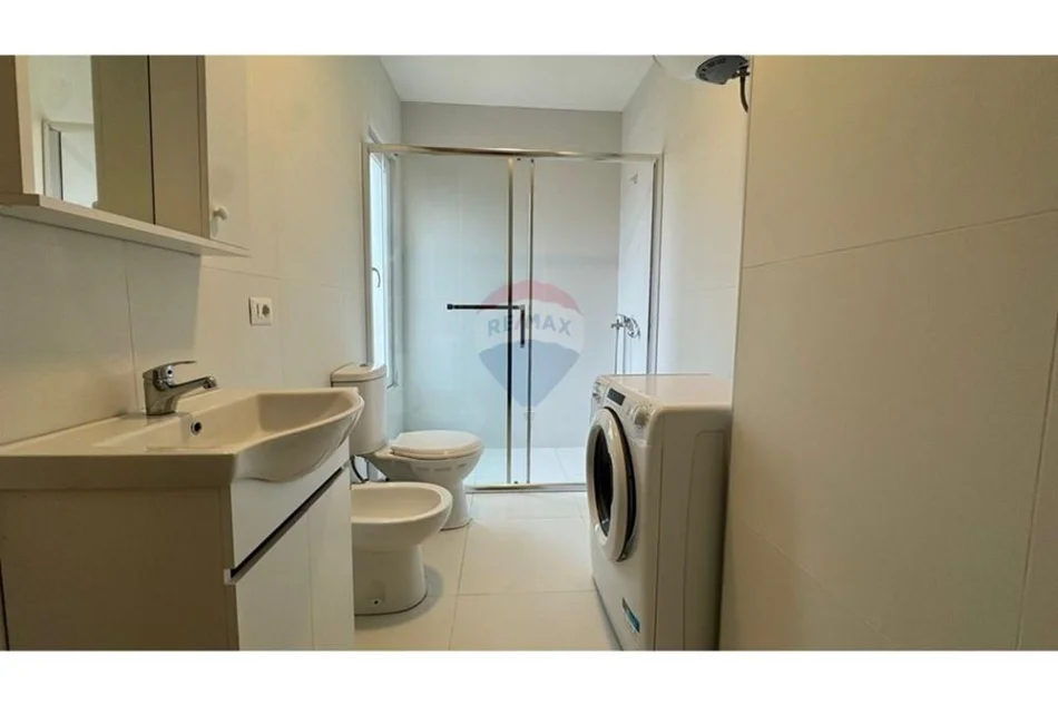 Tirane, jepet me qera apartament 2+1+Ballkon Kati 4, 79 m² 550 € (Xhamia Selite)