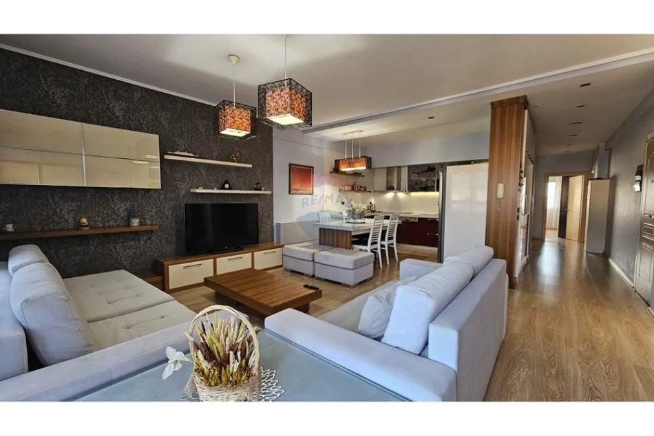 Tirane, jepet me qera apartament 3+1 Kati 9, 143 m² 1.500 € (rruga dibres)