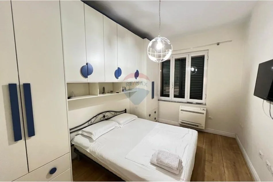 Tirane, jepet me qera apartament 2+1+Ballkon , 100 m² 700 € (Shallvaret)