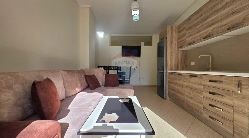 Vlore - Lungomare, jepet me qera apartament 1+1+Ballkon Kati 5, 68 m² 400 € (Rruga Reshat Osmani, Vlore)