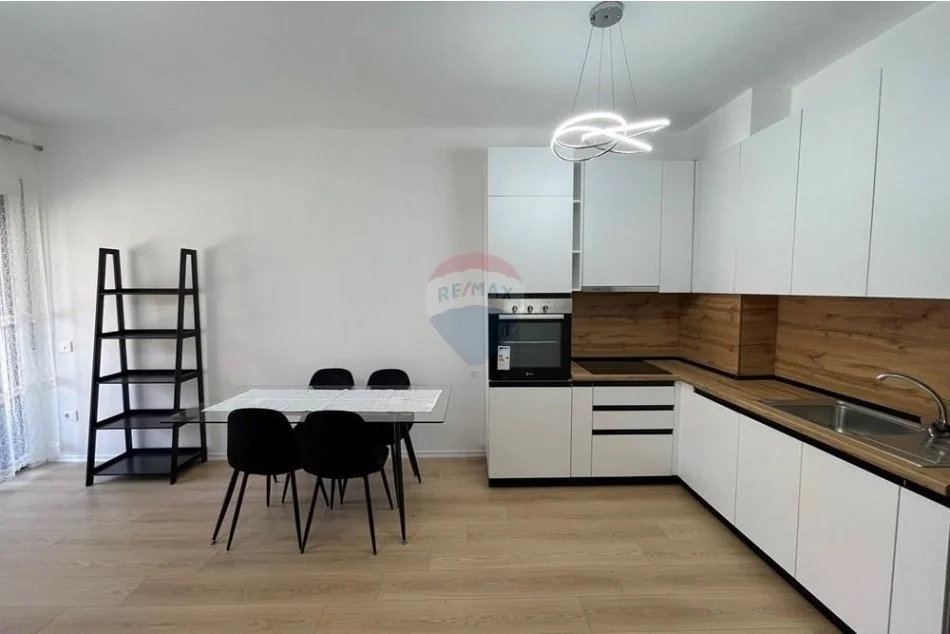 Tirane, jepet me qera apartament 1+1+Aneks+Ballkon Kati 4, 76 m² 500 € (oasis residence)