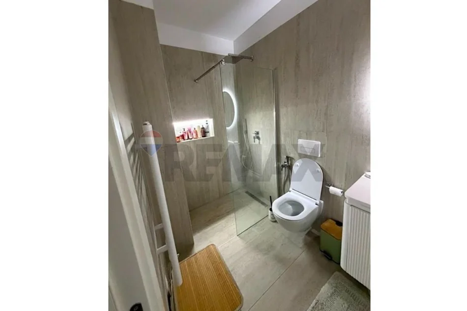 Tirane, jepet me qera apartament 1+1 Kati 2, 65 m² (Liqeni i Thate)