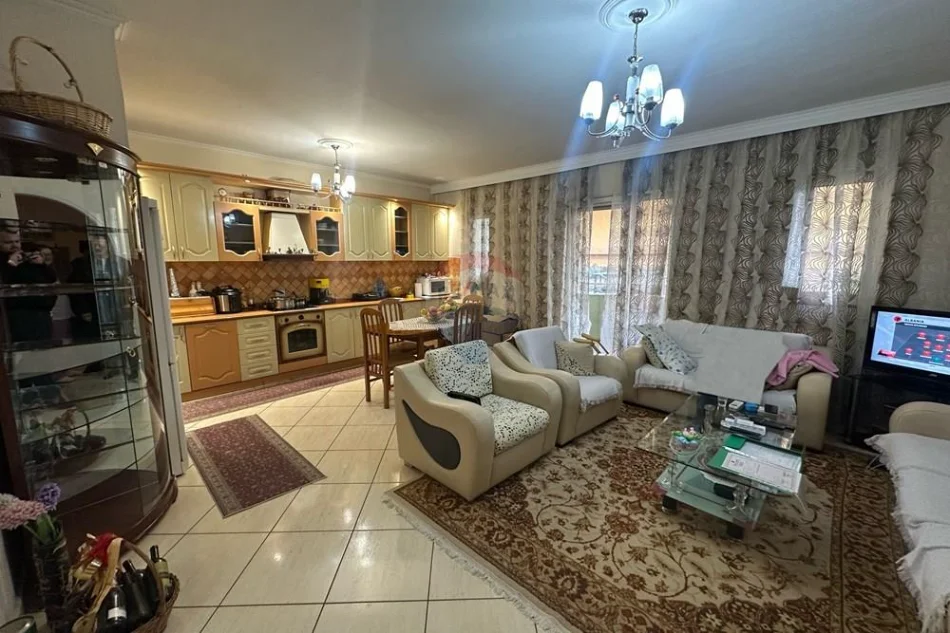 Tirane, shes 2+1+2 ne Selite Kati 4, 170.000 €