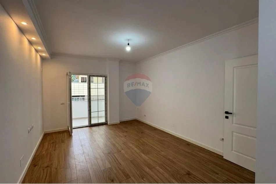 Tirane, shitet apartament 2+1+Ballkon , 77 m² 235.000 € (Rruga e Bogdaneve)