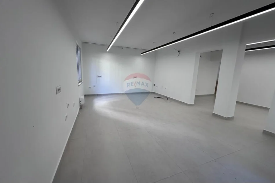 Tirane, jepet me qera ambjent biznesi Kati 0, 106 m² 1.000 € 