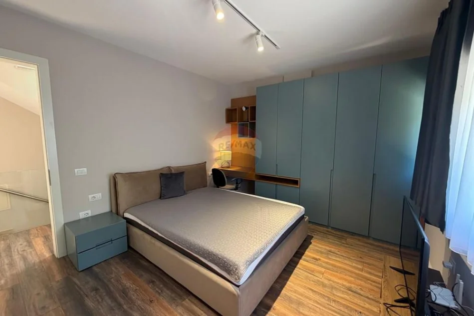 Tirane, jepet me qera Vile Vile 3 Katshe , 221 m² 3.000 € (Liqeni i Farkës, Tiranë)
