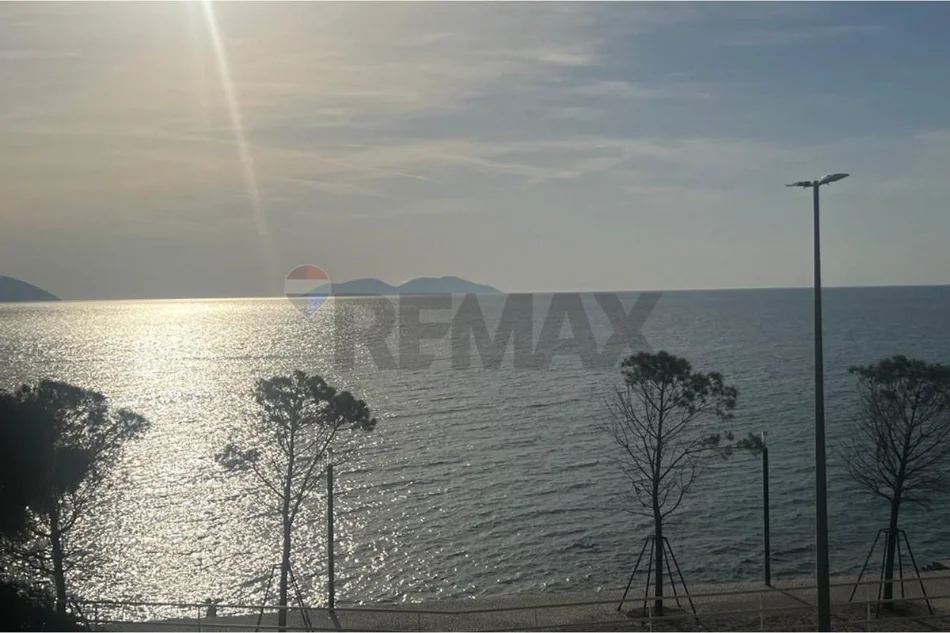 Vlore - Lungomare, jepet me qera bar-resorant , 420 m² (Rruga Aleksander Moisiu, Vlore)