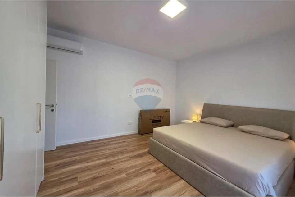 Tirane, jepet me qera apartament 2+1+Ballkon Kati 5, 87 m² 850 € 