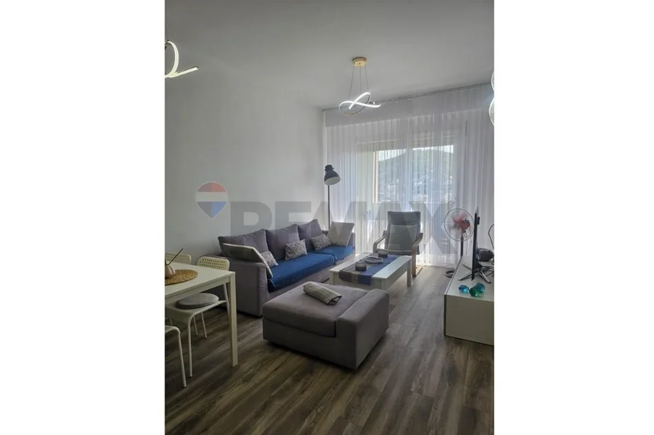Tirane, jepet me qera apartament 2+1 , 