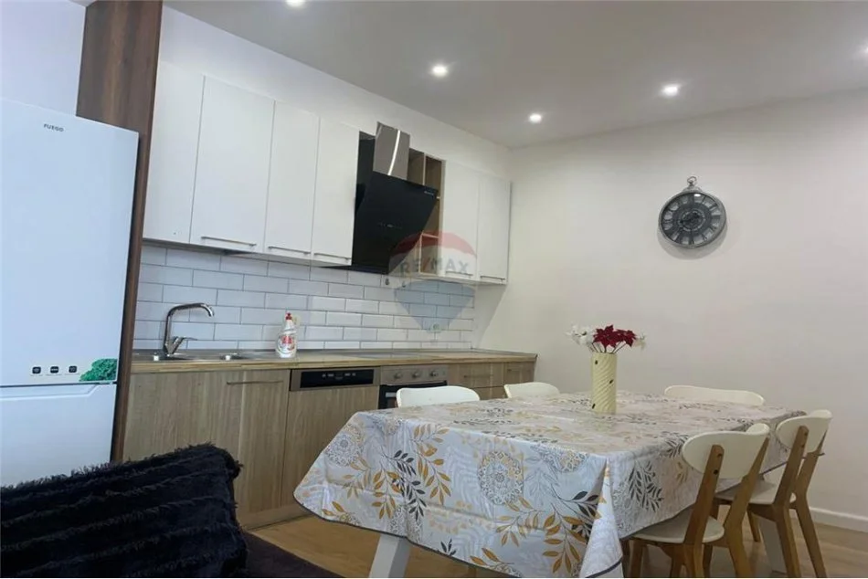 Vlore, jepet me qera 2+1 Kati 3, 86 m² 550 € (Rruga Shyqyri Ali Merka, Vlorë)
