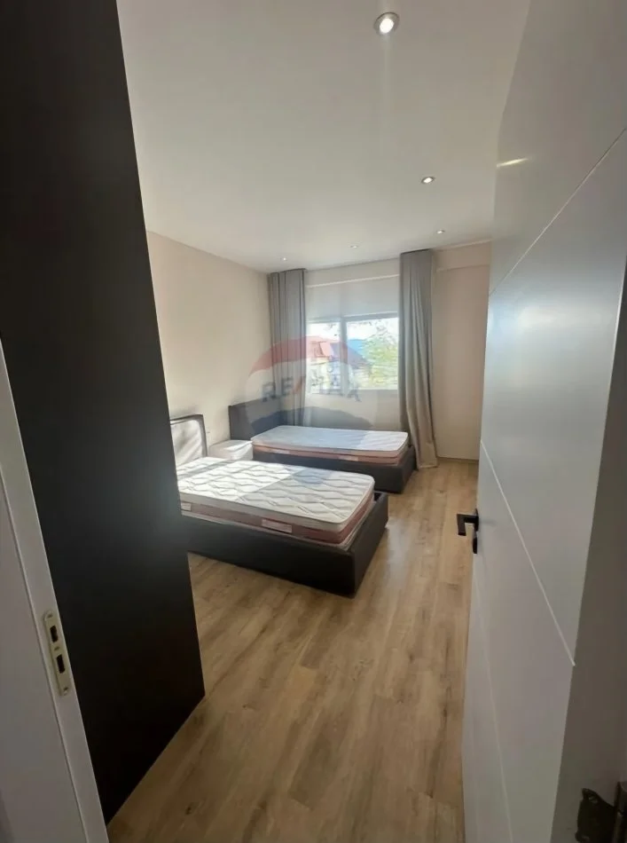 Tirane, jepet me qera apartament 3+1+Aneks+Ballkon Kati 3, 151 m² 900 € (Liqeni i Farkes)