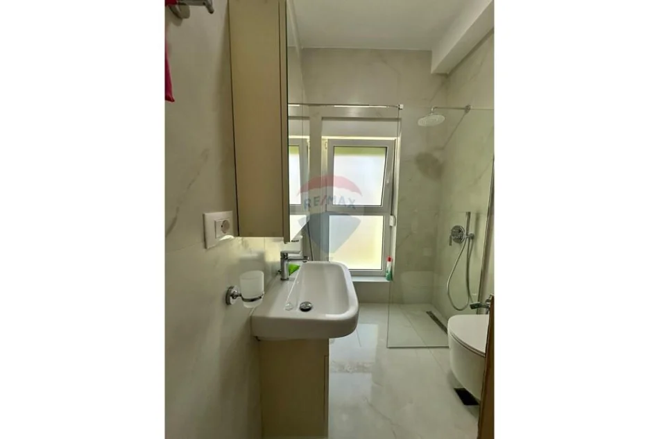Tirane, jepet me qera apartament 1+1+Ballkon , 65 m² 450 € (Rezidenca Kadiu)