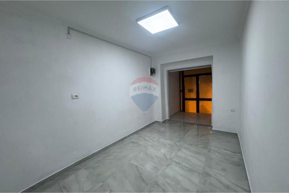 Tirane, jepet me qera dyqan Kati 0, 18 m² 250 € (Marko Boçari, Tiranë)