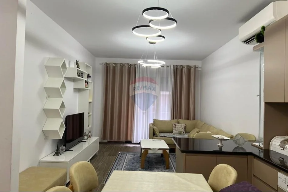 Tirane, jepet me qera apartament 2+1 Kati 6, 90 m² 650 € 