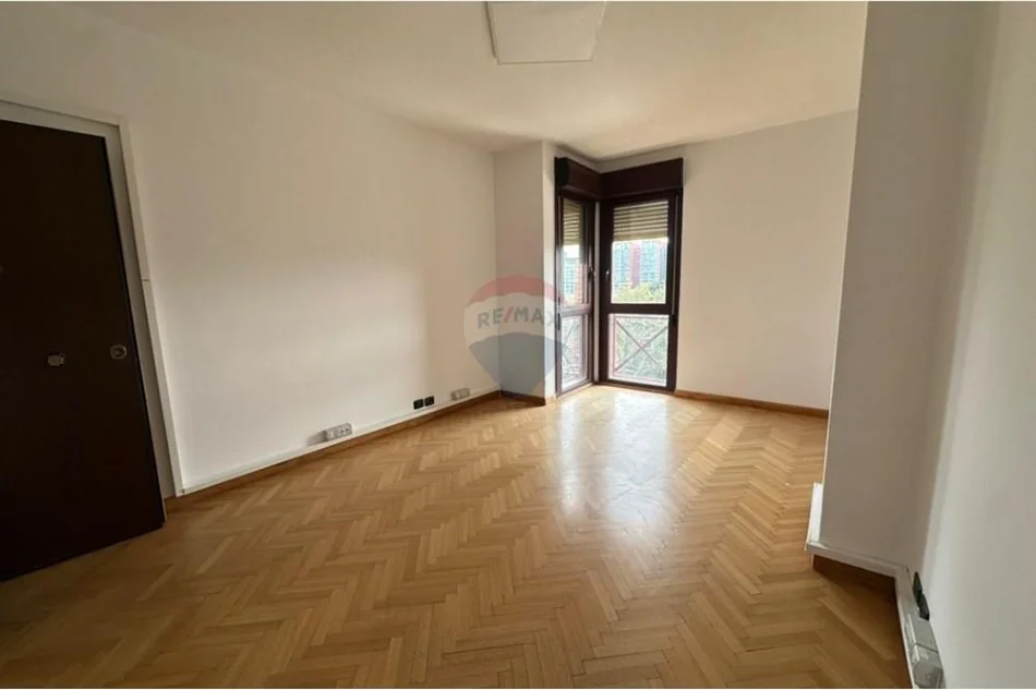 Tirane, jepet me qera , 202 m² 2.100 € 