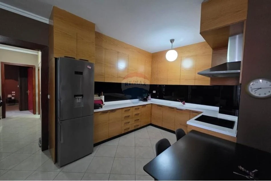 Tirane, jepet me qera apartament 2+1 Kati 8, 95 m² 1.000 € (Rruga e Kavajës,)