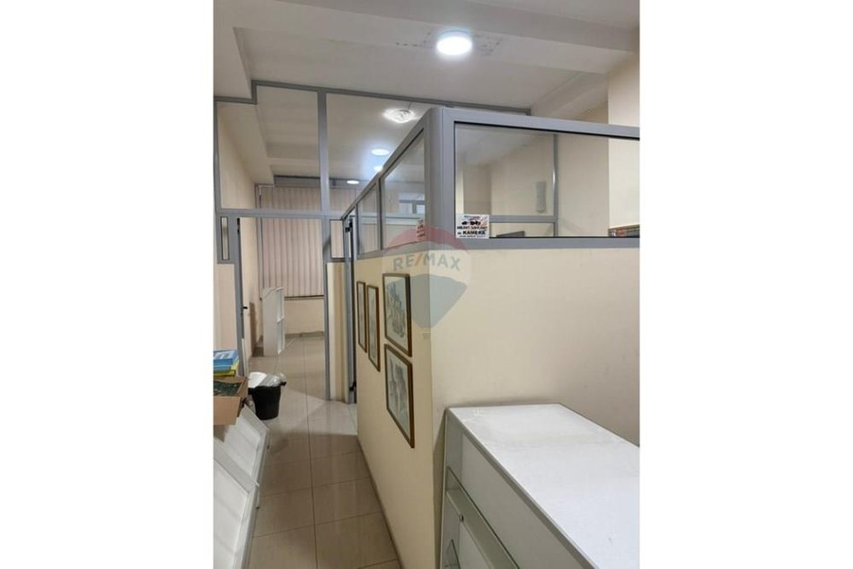 Tirane, jepet me qera zyre Kati 2, 650 € 