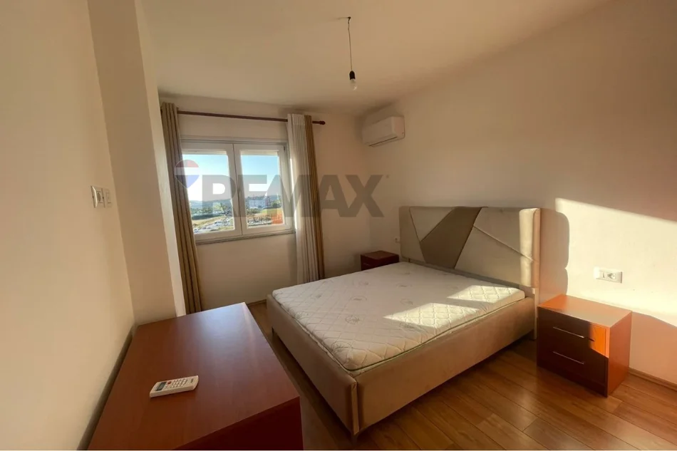Tirane, jepet me qera apartament 1+1 , 