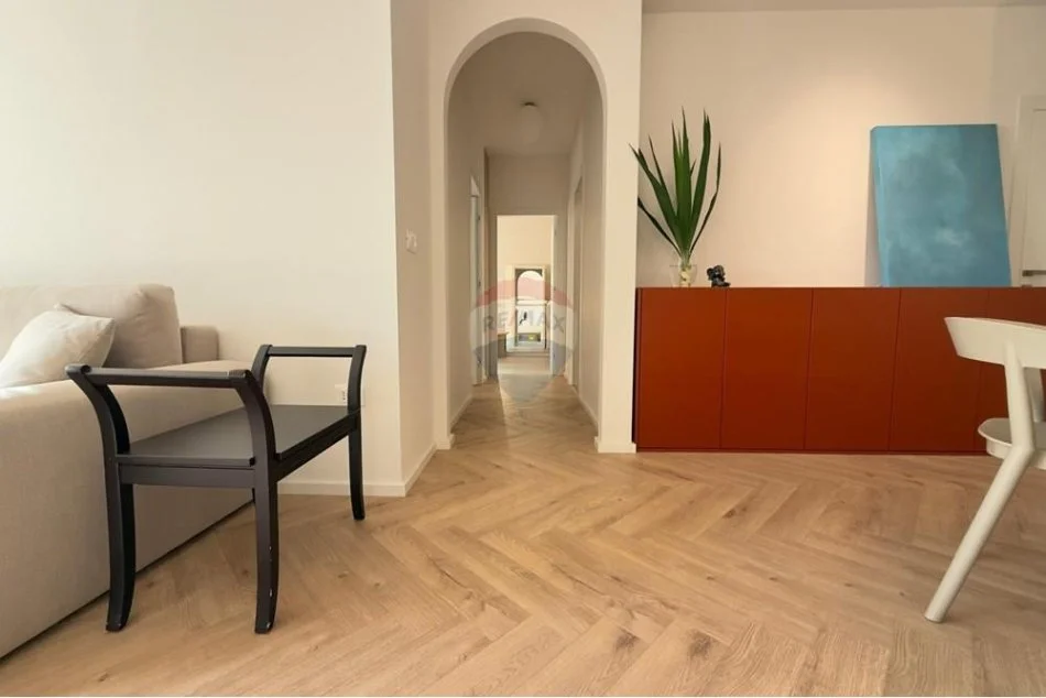 Tirane, jepet me qera apartament 2+1+Ballkon Kati 2, 95 m² 800 € (Rr.Qemal Stafa!)