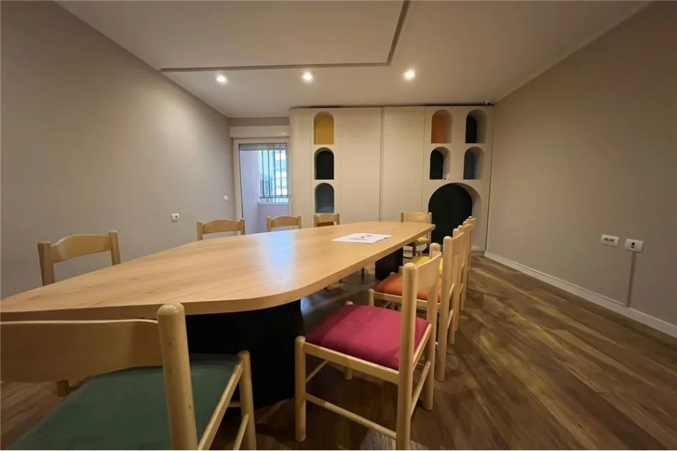 Shitet Biznes Afterschool te Rruga e Elbasanit, prane Elenikos