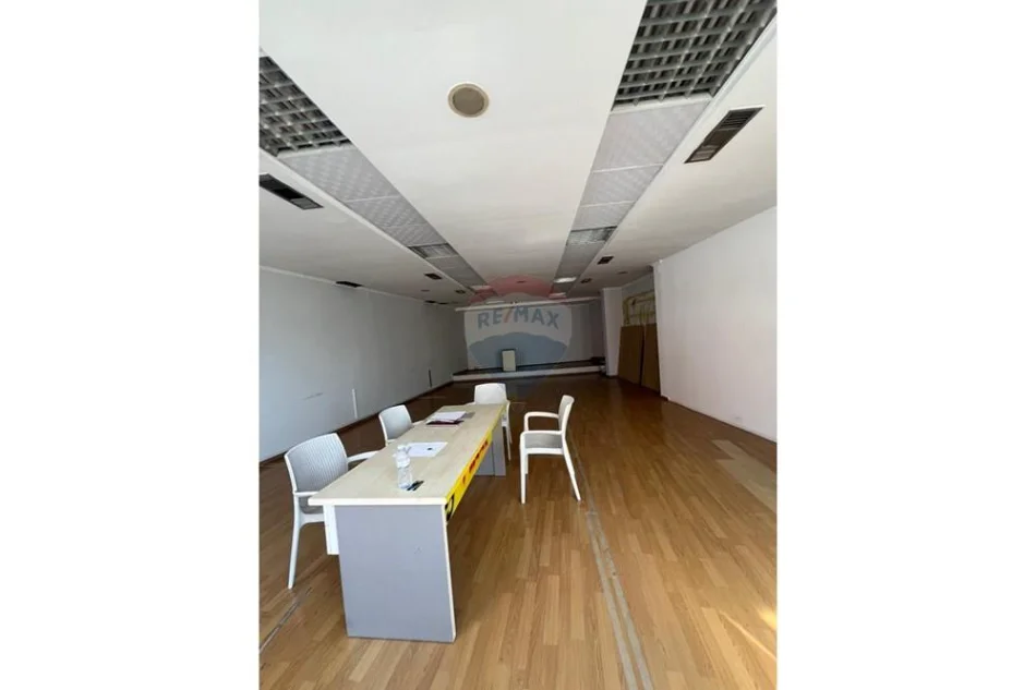 Tirane, jepet me qera ambjent biznesi Kati 3, 87 m² 1.000 € 