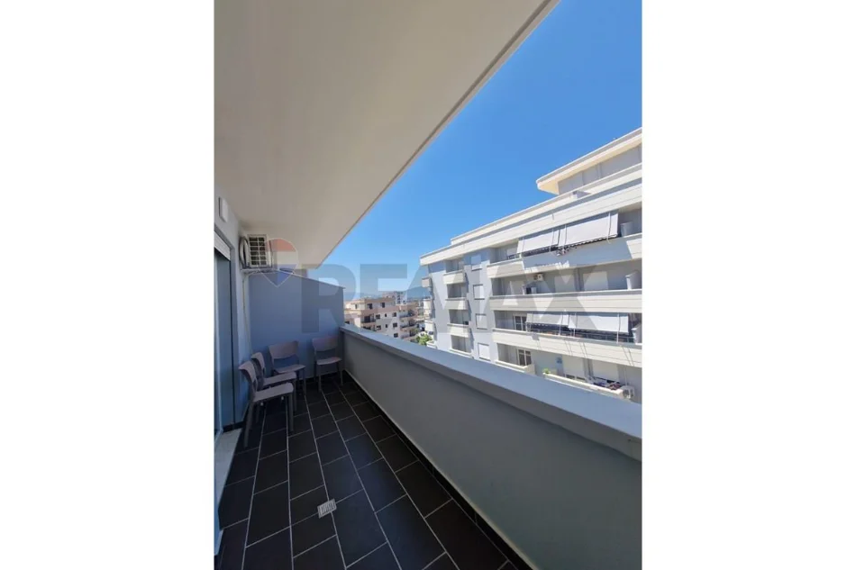 Vlore, jepet me qera apartament 1+1+Ballkon Kati 10, 85 m² 400 € (Rruga Hysni Alimerko, pranë zonës së Shtëpisë së Oficerëve)