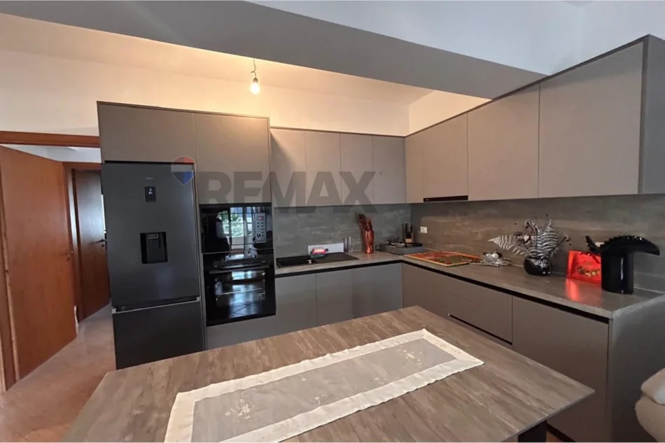 Vlore - Lungomare, jepet me qera apartament 3+1+Ballkon Kati 4, 120 m² 700 € (Rruga Reshat Osmani, Vlore)