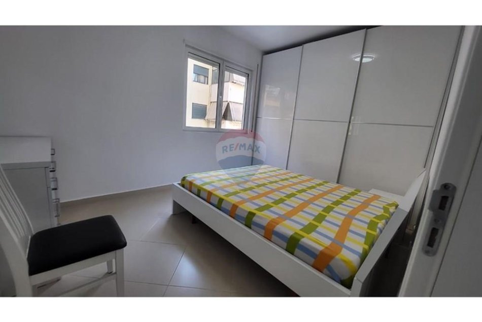 Tirane, jepet me qera apartament 2+1 Kati 3, 95 m² 550 € (Rruga Bill Clinton)