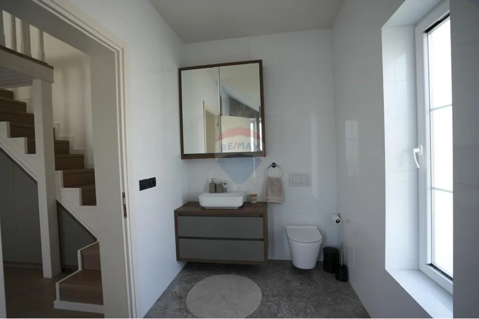 Elbasan, jepet me qera Vile 3+1 , 899 m² 3.000 € 