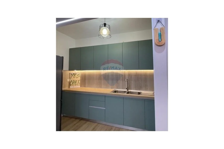 Tirane, jepet me qera 2+1 , 100 m² 850 € (Kompleksi Delijorgji, Rruga e Kavajës, Tiranë)