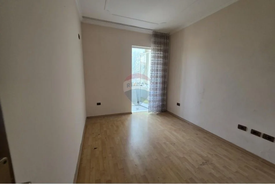 Tirane, shes apartament 3+1+Ballkon Kati 3, 115 m² 299.000 € (prane Lion PARK)