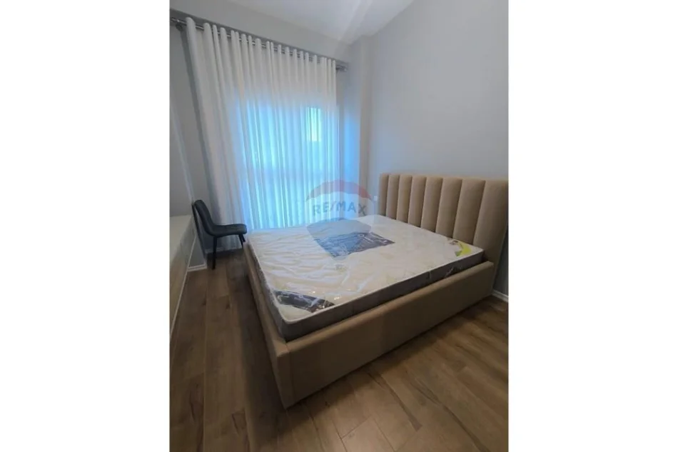 Tirane, jepet me qera apartament 1+1 , 72 m² 600 € (aura residence)