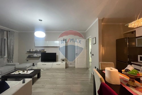 Tirane, jepet me qera apartament 2+1 , 105 m² 650 € (Komuna e Parisit)