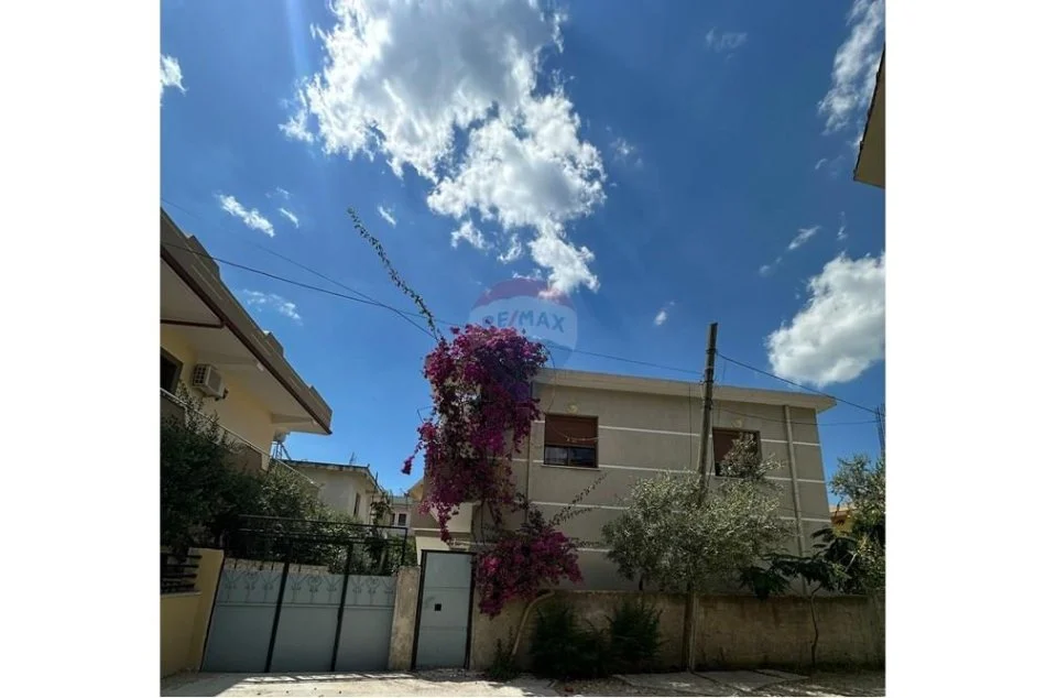 Vlore, shitet shtepi 4+1+Ballkon Kati 2, 150 m² 210.000 € (Rr. Haxhi Xhyheri, Vlorë)